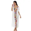 Coupoir de plage Élégant pour femmes Crochet Flower Cover Up Robe pour le maillot de bain à col en V au bord de la piscine avec design latérale latérale