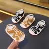 Sandali Un set di scarpe da passeggio per bambini estive con suola morbida per bambini per uomini e donne di 1-2 anni chiamati sandali H240504