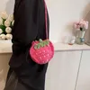 Sacs à bandouliers Fashion Migne Sac à bandoulière de fraises mignonnes à la main Crochet tissé décontracté mini patchwork pour femmes bicolores