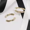 Pendientes de diseñadores de marca Gold brillante cepillado asimétrico cuadrado Rhinestone Doble letras Pendientes de bodas para la fiesta de bodas para mujeres