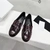 Med låda gyllene spänne dekoration loafers klänning skor lyxiga kvinnor förkläde tår slip-on platt sko äkta läder kvinnor läder läder 35-40 w8ko#