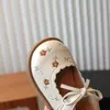 Flache Schuhe Kleinkind Girls Mary Janes Blume Vintage Rüschen Beige Brown Kinder Leder Schuh flacher All-Match Frühling täglich Kinder Schuh21-30 H240504