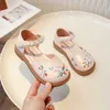 Sandaler Girls Summer New Childrens Ancient Chinese Style Shoes Soft Sole Stängd tå Hollow H240504