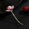 ブローチの絶妙なピンクの蓮の花のブローチピン女子金属植物ラベルピンハットスーツ日本のファッションアクセサリー