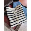 Tricots pour femmes Spring et automne Black White Stripe Sweater Femme Femmes Small Fragrance Single Breasted Casual Clouse.