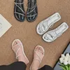 Pantofole sandali donne estate nuovo 2024 spiaggia in spiaggia sexy piatto casual cross-cnocchia aperto a piedi da fata scarpe a banda stretta nera roma h240504