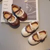 Scarpe pianeggianti bambine in pelle principessa scarpe primaverili nuovi dolci messioni fiorite bambini morbidi anti -slip slip -scuola casual singolo h240504