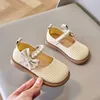 Flache Schuhe 2024 Neue Mädchen Mary Janes atmabable Sommer-Frühlingsbogen und Perlen süße Rund-Toe-Kinder Mode Prinzessin Casual Schuhe Korean H240504