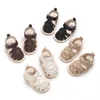 Första Walkers Summer New 0-18m nyfödda sandaler för flickor PU Soft Rubber Sole Anti Slip Baby Step Walking Shoes H240504