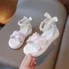 Sandaler sommarbarn för flickor mode pärla prinsessan andningsbara icke-halk strandskor casual mjuk sula barn h240504