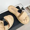 Hot New Womens Slifors Platform Platform Platform Heel Altezza 4,5 cm Lettera con sandali di design a catena 22SS Flip Flops Muli Slide classiche scarpe casual nere outdoor