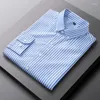 Camisas de vestido masculinas 2024 Verão Compaixando com lapela minimalista listrada de retalhos de retalhos de bolso de bolso e camisa elegante de escritório de escritório comprido