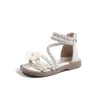 Sandals Girls Half 2024 Spring Summer Fashion Nouveaux enfants Chaussures en cuir avec boucles en métal coupables respirants populaires Soft H240504 ZKST