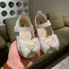 Scarpe pianeggianti per bambini Scarpe in pelle di pelle carina Bow Princess Fashion Fashion Sacrow Mary Janes Comfort Girls Girls Abito da festa Single H240504