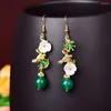 ダングルイヤリングファッションゴールドカラー天然chrysopraseイヤリングと花の白い貝殻宝石ドロップ女性ジュエリー