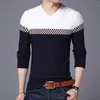 Pulls masculins à carreaux à plaid vêtements slim fit t-shirt en tricot pull masculin mâle en V cou de style coréen plus taille classique une mode