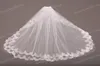 Spitzenbrautschleiers schräge Kristall Hochzeit Schleier zwei Schichten Ellbogenlänge kurzer Brautschleier für Weddng Kleider Brautzubehör 5755284