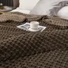 Une couverture de lit en velours laitier