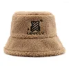 Bérets Femmes Hiver Fisherman Chapeau en peluche épaisse Cartonne de dessin à la broderie Plat Vent à vent chaud Soft Anti-Slip Lady Backet Cap