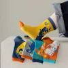 Chaussettes pour enfants 5 paires d'adolescents TRENDY CARTOON DINOSAUR MOTEMENT CREMES Équipage respirant confortable Style décontracté Unisexe chaussettes extérieur toutes saisons y240504