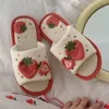 Pantoufles mignonnes fraises en peluche printemps et maison d'automne folie femme au sol intérieur chaud maison à fourrure à fourrure