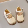 Flache Schuhe 2024 Neue Mädchen Mary Janes atmabable Sommer-Frühlingsbogen und Perlen süße Rund-Toe-Kinder Mode Prinzessin Casual Schuhe Korean H240504