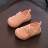 Dzieci Pierwsze spacerowicze latające buty dla chłopców i dziewcząt buty maluchowe oddychające trampki o siatkach miękkie podeszwy maluchowe buty dziecięce
