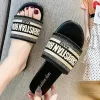 Sandales féminines de luxe Design de marque Summer Chaussures plates pour femmes de haute qualité de haute qualité pantoufles non glissantes.