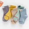 Chaussettes pour enfants chaussettes pour enfants dessin animées chaussettes mignonnes printemps automne garçons coton tube moyen chaussettes bébés softs coton chaussettes 5 paires y240504