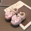 Premiers promeneurs Baby Girl Cover Shoes Kids Bow Pearl Princesse peu profonde Solide douce Couchette de tout-petit Cartoon Single H240504