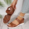 Sandalet 2024 Yaz Yeni Yumuşak Tatlar Moda Dışında Giyin Beac Kadın Boş Zaman Tek Ayakkabı Kapak Flip Flops H240504