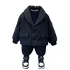 Set di abbigliamento per bambini inverno bambini sciolti e fitto cappotto caldo più pantaloni giacca grigio scuro 2 pezzi per bambini casual da gentiluomo abita