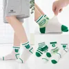 Kinder sokken dunne kindermescellen voor jongens en meisjes ademende korte sokken voor baby's modieus en veelzijdig in de lente en zomer y240504