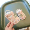 Sandaler Baby Girl Summer Cute Futterfly Pearl Soft Bottom Children Flats Andningsbara icke-sliptoddlers skor utomhusstrand H240504