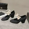 Mary Jane Bow Chaussures pour femmes talons épais boucles arcs plate-forme de luxe de luxe Vintage talons hauts pompes en cuir femme chaîne de perles