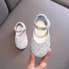 Sapatos planos Autumn Girls Rhinestone Leather Shoes 2024 Spring Pearl Bow Princess Soft Childra