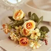 Fleurs décoratives Rétro Roses à thé de soie artificielle Bouquet de rose mariée Christmas de mariage Décoration de fête de mariage fausses plantes