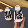 Sandales Un ensemble de chaussures de marche pour bébé d'été avec des semelles douces