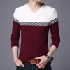 Pulls masculins à carreaux à plaid vêtements slim fit t-shirt en tricot pull masculin mâle en V cou de style coréen plus taille classique une mode