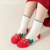 Skarpetki dla dzieci Skarpetki dziecięce Spring and Autumn Piękne skarpetki truskawkowe w środkowej rurce na jesień i zimowe dziewczęta Baby Red Botton Socks 5 par Y240504