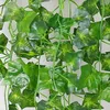 Decoratieve bloemen simuleren de decoratie van hangende muren met groene planten en bladeren druivenstanden klimmen tijgers