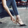 Talons minces chaussures de chaussures dames sandales pour femmes rivet pointues toe été 2024 sexy pompes h luxe vintage décontracté confort vente 240426