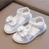 Sandaler Girls Kid Summer Sweet Rhinestone Party Princess Beach Shoes Sweet Bowknot Soft Sole Flat H240504