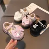Premiers promeneurs Baby Girl Cover Shoes Kids Bow Pearl Princesse peu profonde Solide douce Couchette de tout-petit Cartoon Single H240504