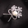 Broches Ansheli Elegant Pearl Bow Tie Zircon pour femmes Pins de couleur argentée Fashion Cordigan Bijoux Broche Cadeaux