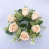 Fleurs décoratives bougies couronne de rose artificielle élégante avec feuilles vertes colorées pour la fête de mariage à la maison