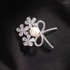 Broches Ansheli Elegant Pearl Bow Tie Zircon pour femmes Pins de couleur argentée Fashion Cordigan Bijoux Broche Cadeaux