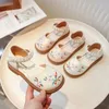 Sandaler Girls Summer New Childrens Ancient Chinese Style Shoes Soft Sole Stängd tå Hollow H240504