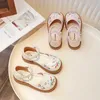 Sandaler Girls Summer New Childrens Ancient Chinese Style Shoes Soft Sole Stängd tå Hollow H240504