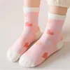 Chaussettes pour enfants 5 paires de chaussettes pour enfants pour les chaussettes d'automne et d'hiver pour la longueur moyenne des filles coton chaussettes pour enfants doux et confortable Y240504